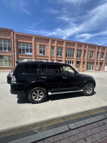Mitsubishi Pajero-4