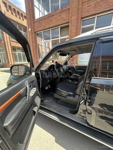 Mitsubishi Pajero-7