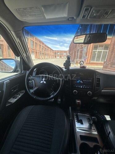 Mitsubishi Pajero-6