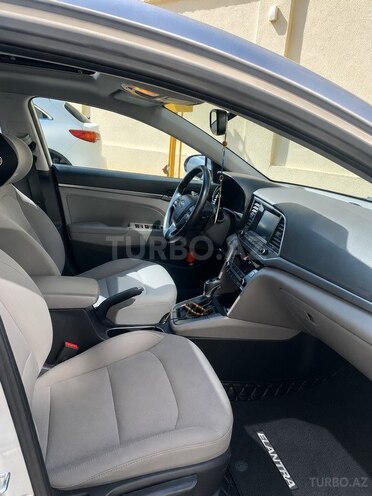 Hyundai Elantra-9