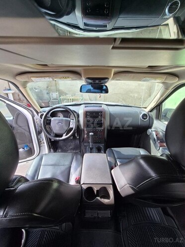 Ford Explorer-12
