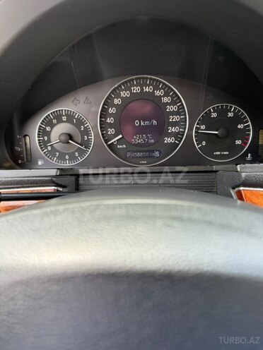 Mercedes E 220-11