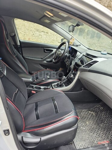 Hyundai Elantra-4