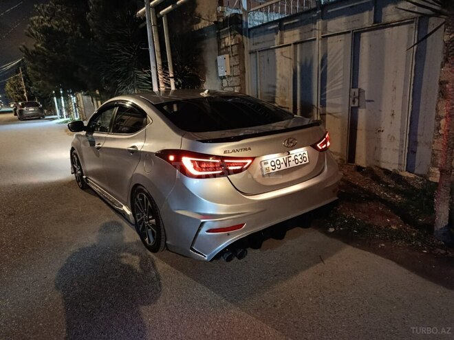 Hyundai Elantra-11