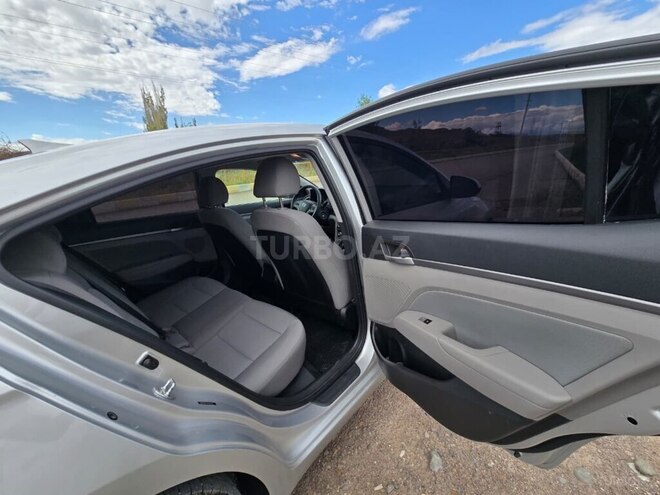 Hyundai Elantra-6