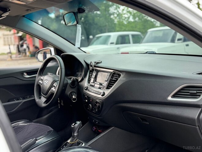 Hyundai Accent-9