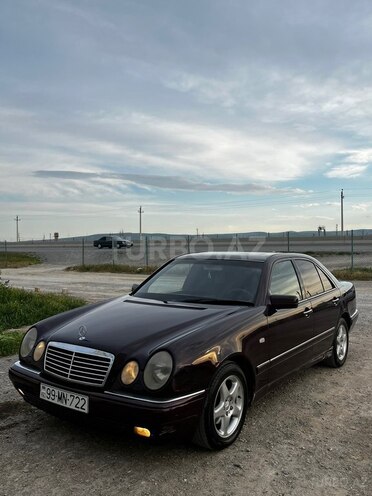 Mercedes E 240-1