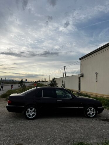 Mercedes E 240-4