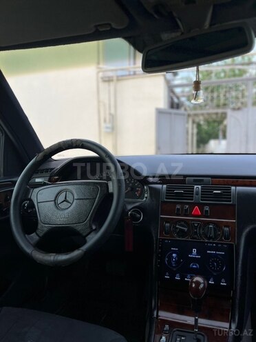 Mercedes E 240-10