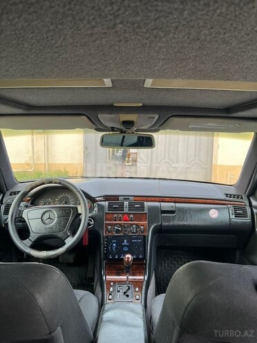 Mercedes E 240-11