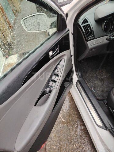 Hyundai Sonata-12