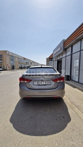 Hyundai Elantra-2