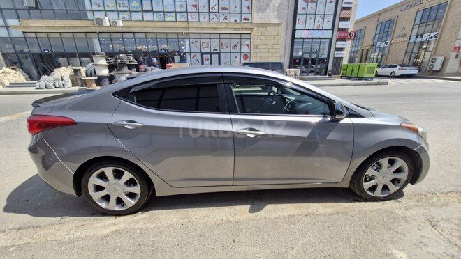 Hyundai Elantra-7