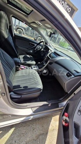 Hyundai Elantra-11