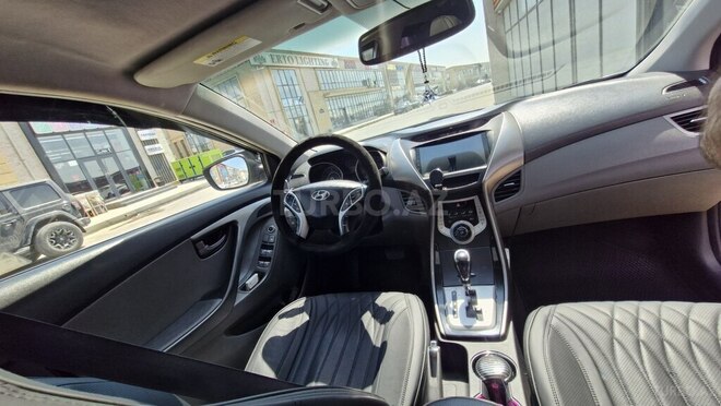 Hyundai Elantra-12