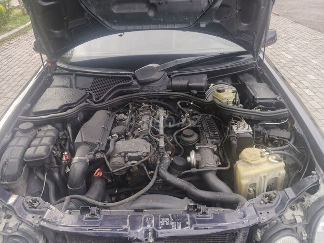 Mercedes E 220-10
