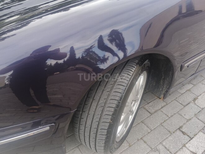 Mercedes E 220-11