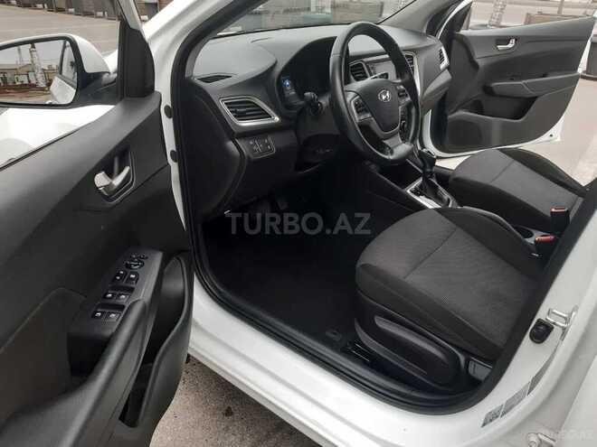 Hyundai Accent-15