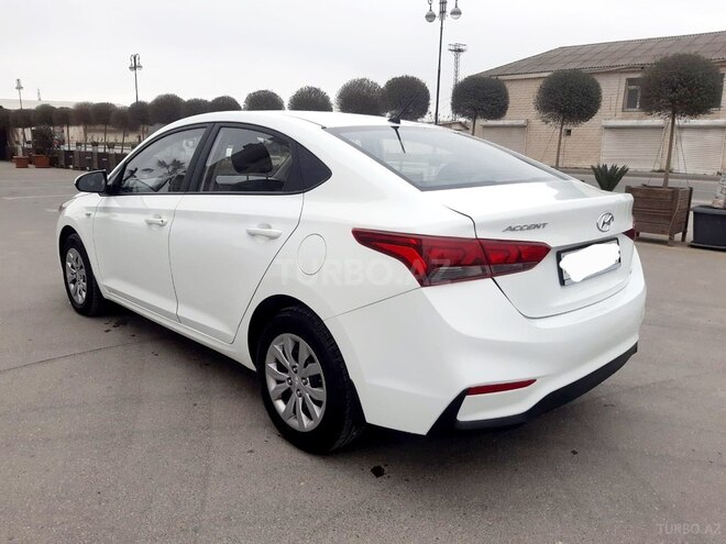 Hyundai Accent-11