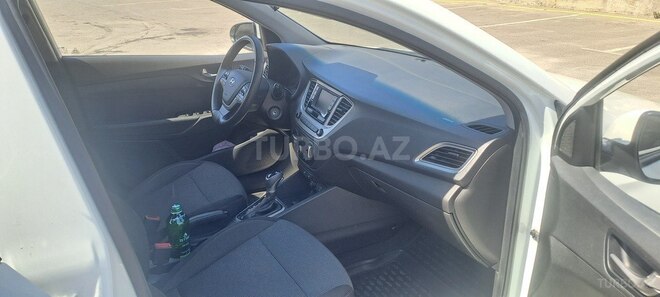 Hyundai Accent-17