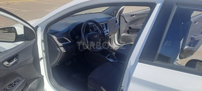 Hyundai Accent-12