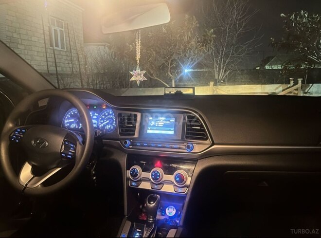 Hyundai Elantra-21
