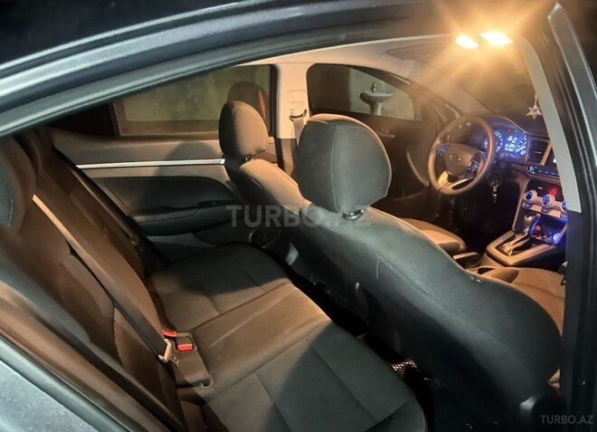 Hyundai Elantra-19