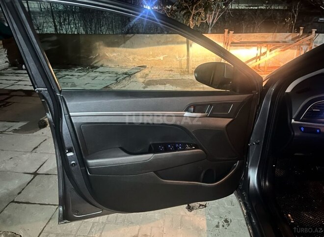 Hyundai Elantra-14