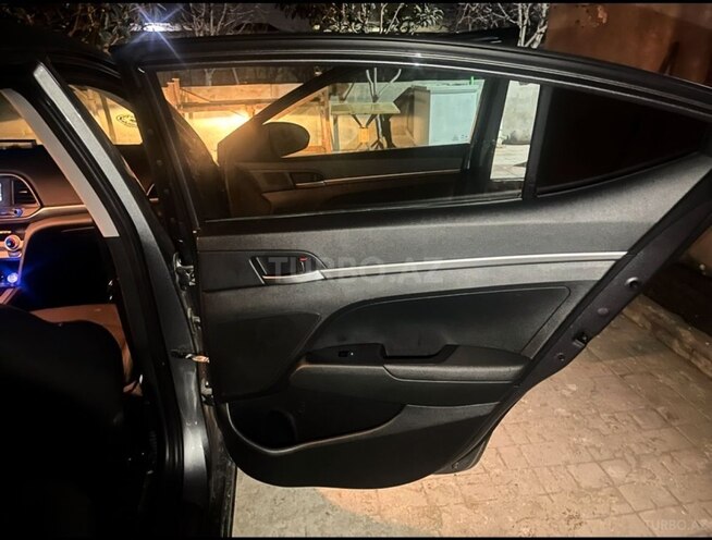 Hyundai Elantra-15