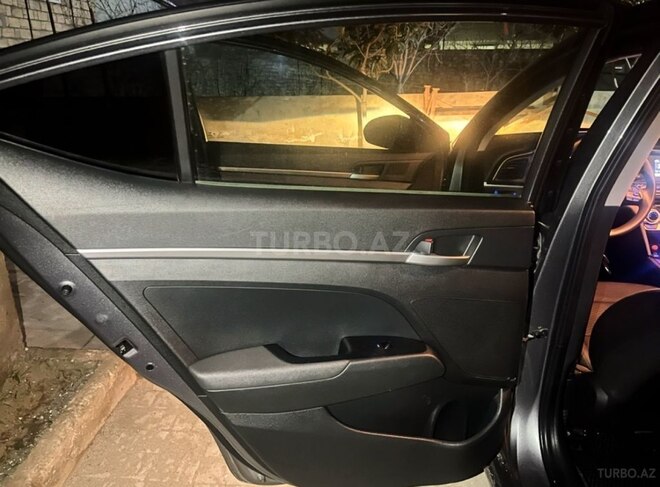 Hyundai Elantra-11