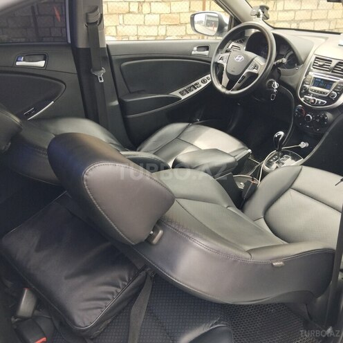 Hyundai Accent-11