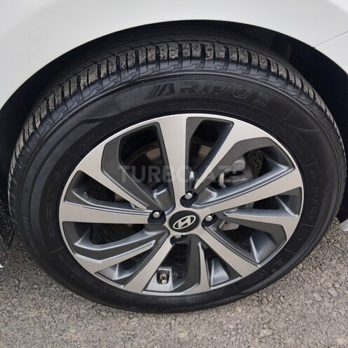 Hyundai Accent-10