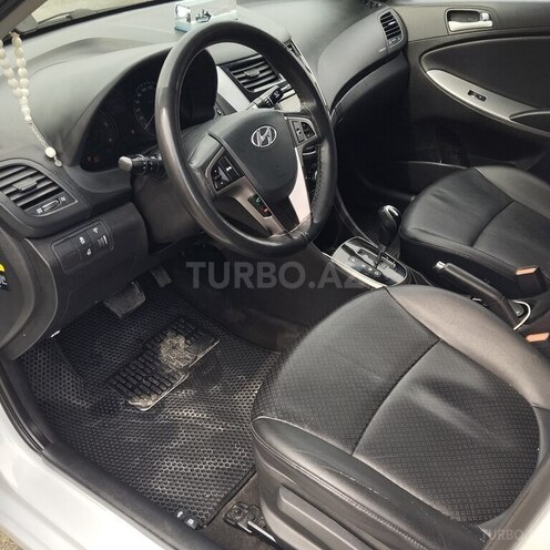 Hyundai Accent-13