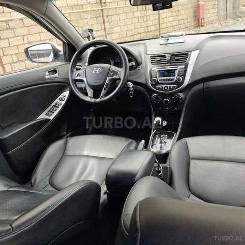 Hyundai Accent-12