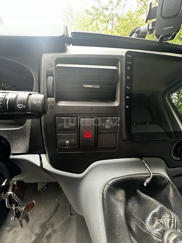 Ford Transit-10