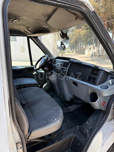 Ford Transit-9