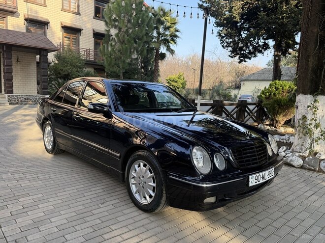 Mercedes E 220-11
