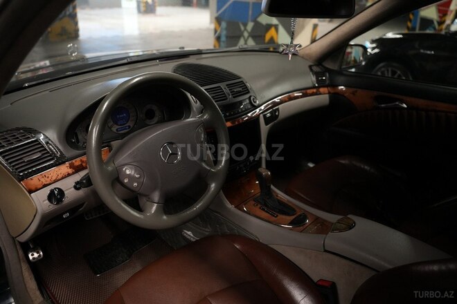 Mercedes E 270-4