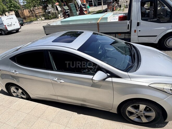 Hyundai Elantra-8