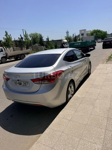Hyundai Elantra-12