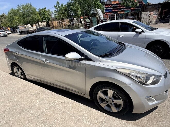 Hyundai Elantra-13
