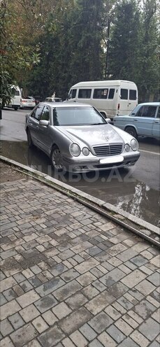 Mercedes E 270-1