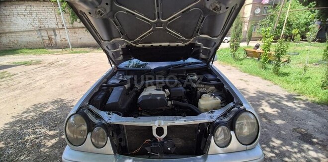 Mercedes E 200-5