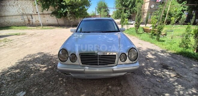 Mercedes E 200-1