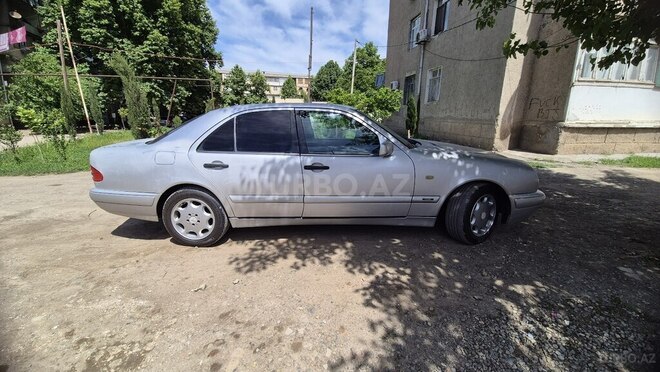 Mercedes E 200-11