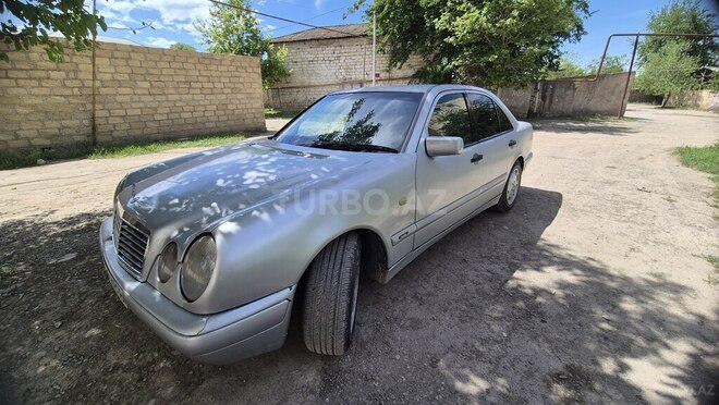 Mercedes E 200-13