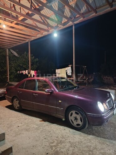 Mercedes E 240-1