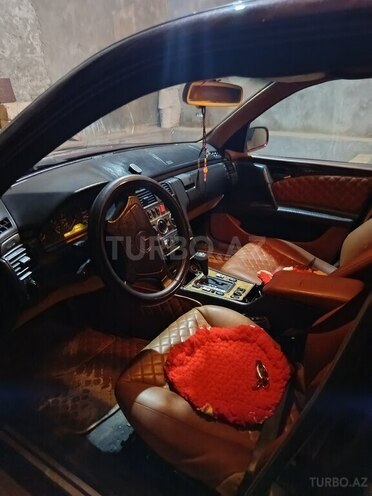 Mercedes E 240-4