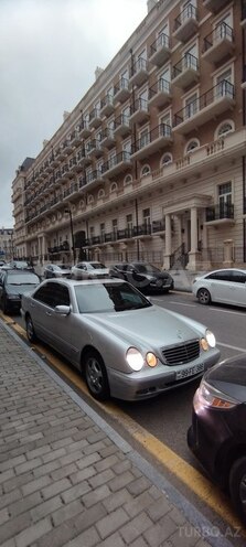 Mercedes E 270-1