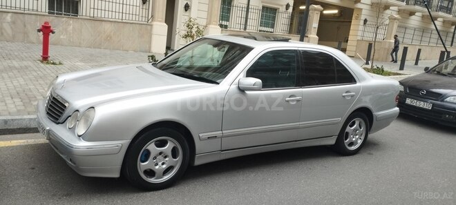 Mercedes E 270-2